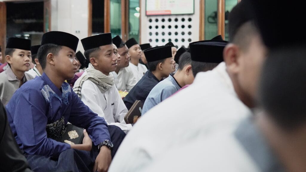 santri mendengarkan tausiyah