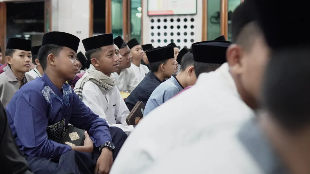 santri mendengarkan tausiyah