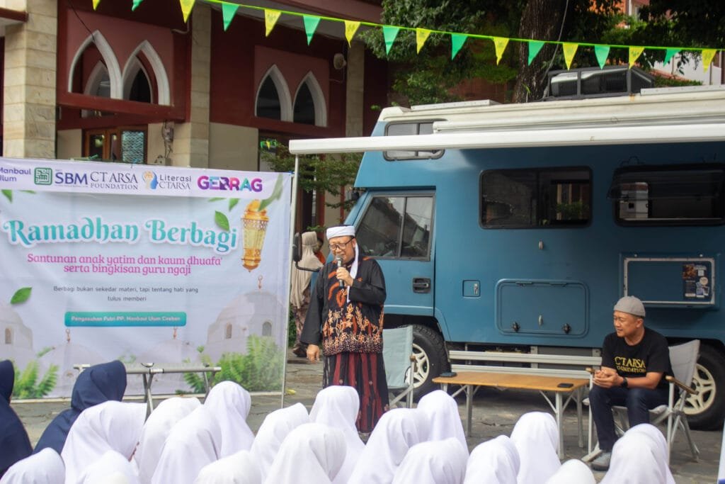Dokumentasi acara Ramadhan Berbagi santri putri Pondok Pesantren Manbaul Ulum Cirebon bersama CT ARSA Foundation dan BMT Manbaul Ulum.